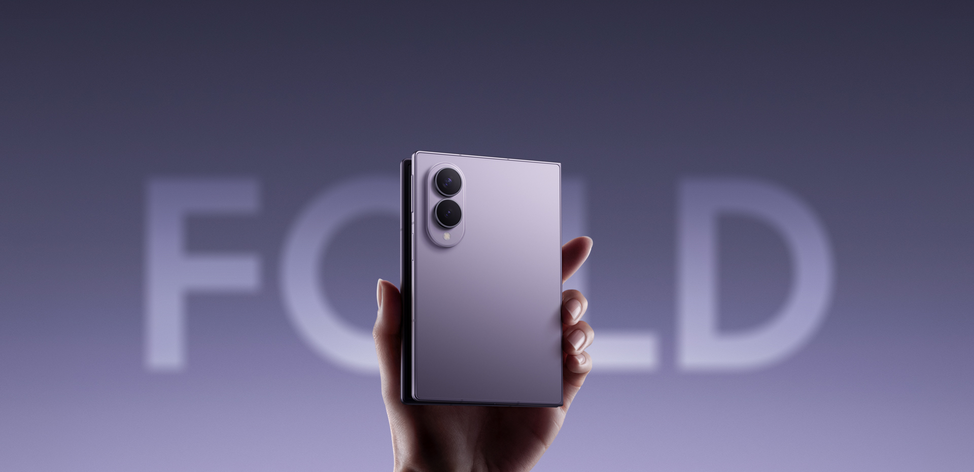 Hand som håller upp Samsung Galaxy Z Fold 8